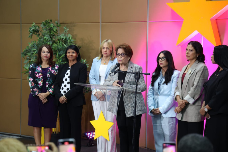 Exministra de la Mujer en el 2008-2016, Alejandrina Germán junto a otros dirigentes del Partido de la Liberación Dominicana (PLD).