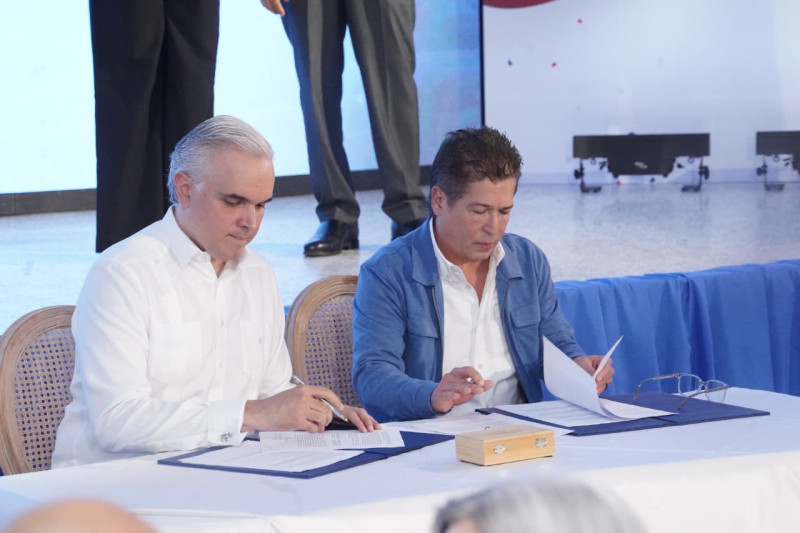 El ministro de Educación, Luis Miguel de Camps junto al director general de la Corporación Estatal de Radio y Televisión (RTVD), Iván Ruiz.