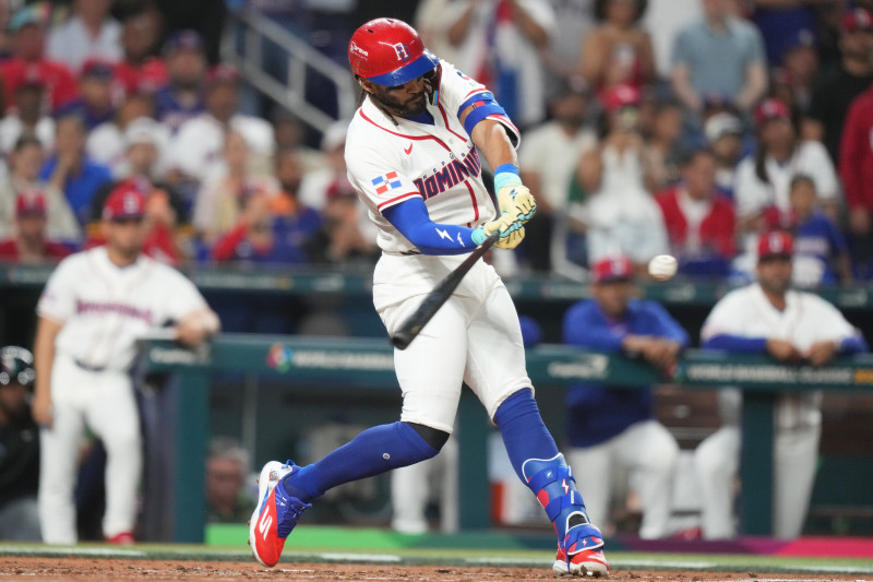 Fernando Tatis Jr.,conecta un sencillo durante la primera entrada de un partido del Clásico Mundial de Béisbol contra Nicaragua, el viernes 6 de marzo de 2026.