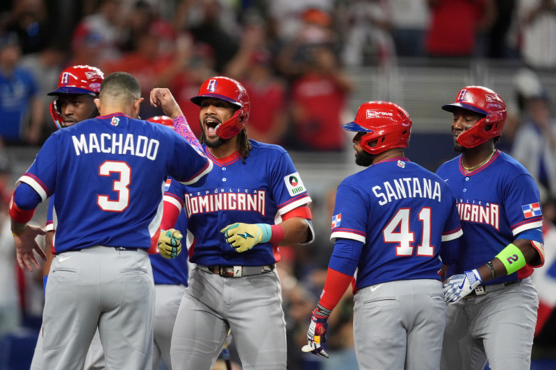 Fernando Tatis Jr., celebra con sus compañeros tras conectar un grand slam durante la segunda entrada de un partido del Clásico Mundial de Béisbol contra Israel, 9 de marzo de 2026.