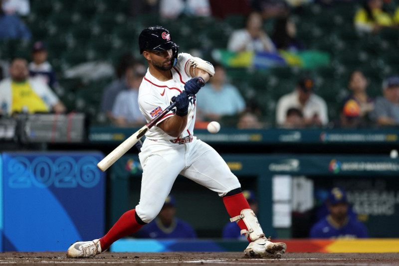 Harry Ford, de Gran Bretaña, remolca dos vueltas con un sencillo en el partido frente a Brasil del Clásico Mundial de Béisbol en Houston.