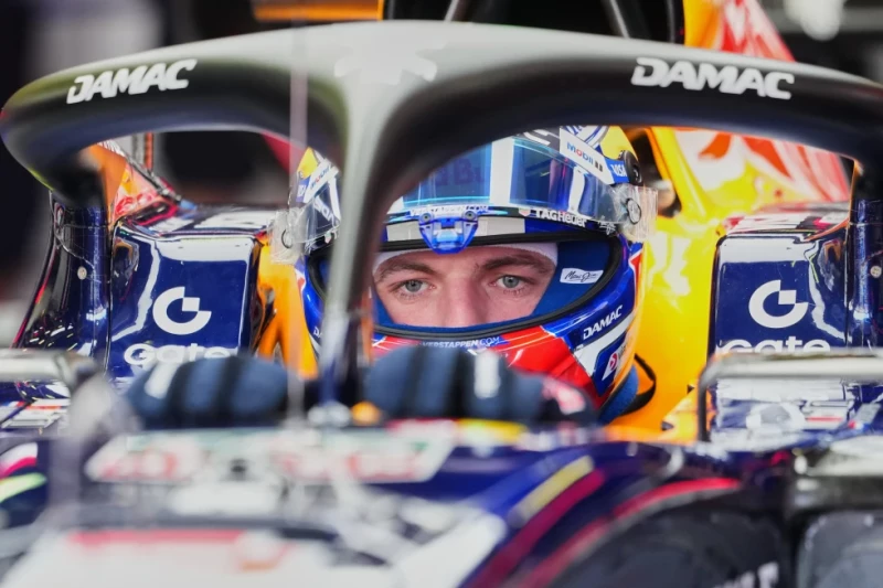 Max Verstappen aguarda en su Red Bull durante una práctica previo al Gran Premio de Australia, el 7 de marzo de 2026, en Melbourne.