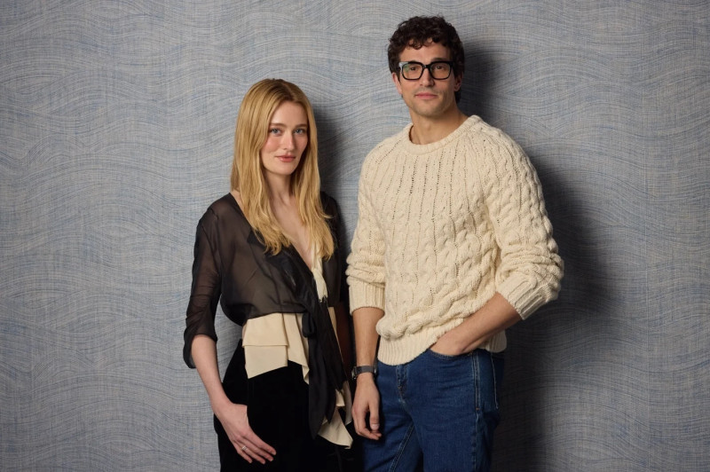 Sarah Pidgeon y Paul Anthony Kelly en una pose para fotográfos durante la promoción de “Love Story: John F. Kennedy Jr. & Carolyn Bessette”, el 2 de febrero de 2026, en Nueva York.