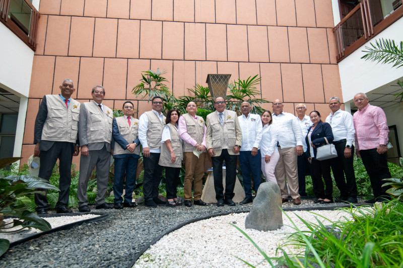 Integrantes del Observatorio de Políticas Migratorias (OPM) junto a representantes del sector agropecuario del Cibao y Línea Noroeste, tras concluir la reunión.
