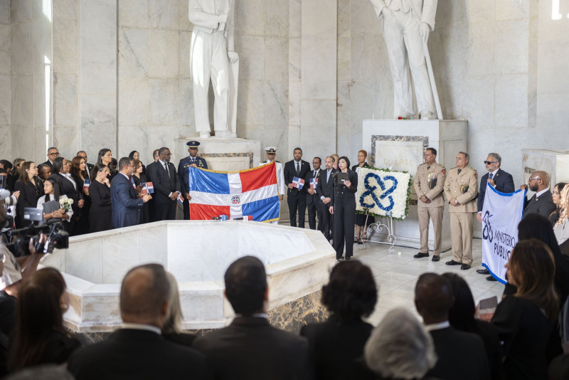 La procuradora general, Yeni Berenice Reynoso, habla en un acto en el Altar de la Patria.