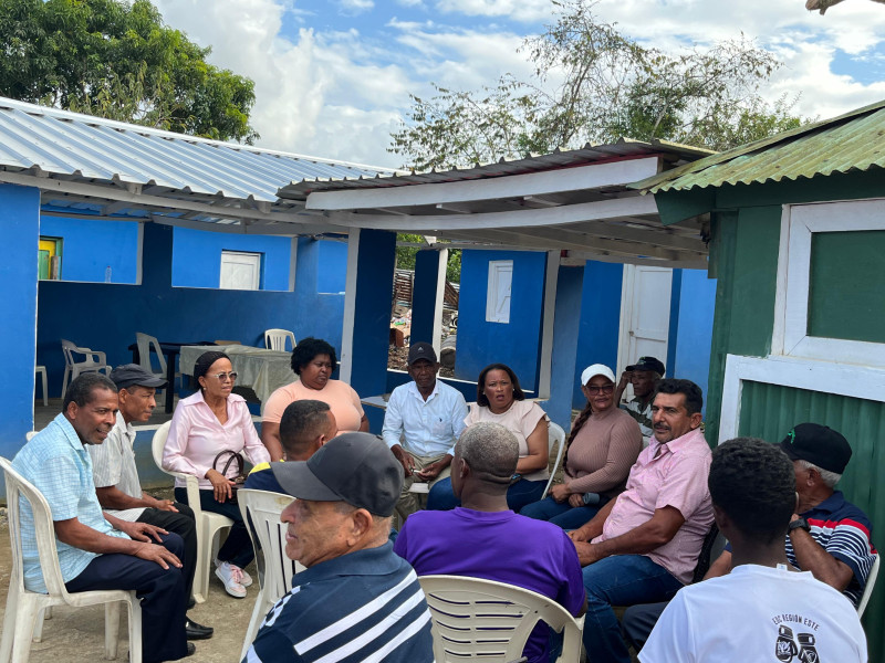 Integrantes de la Junta de Vecinos de El Cuey durante una reunión para evaluar sobre las necesidades de la comunidad.
