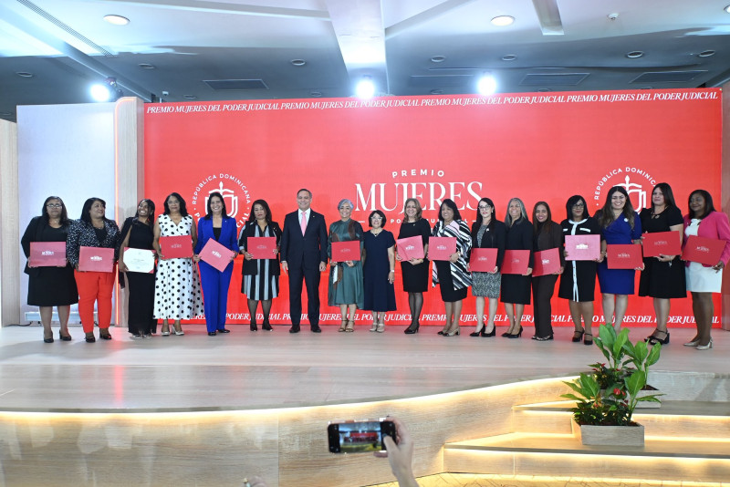 Mujeres del Poder Judicial reciben el premio por su destacada labor y aportes.