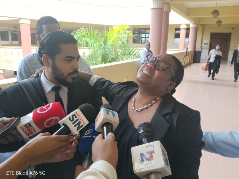 El abogado de la familia de Stephora, Miguel Valdemar Díaz, y la madre Loveli Raphael.