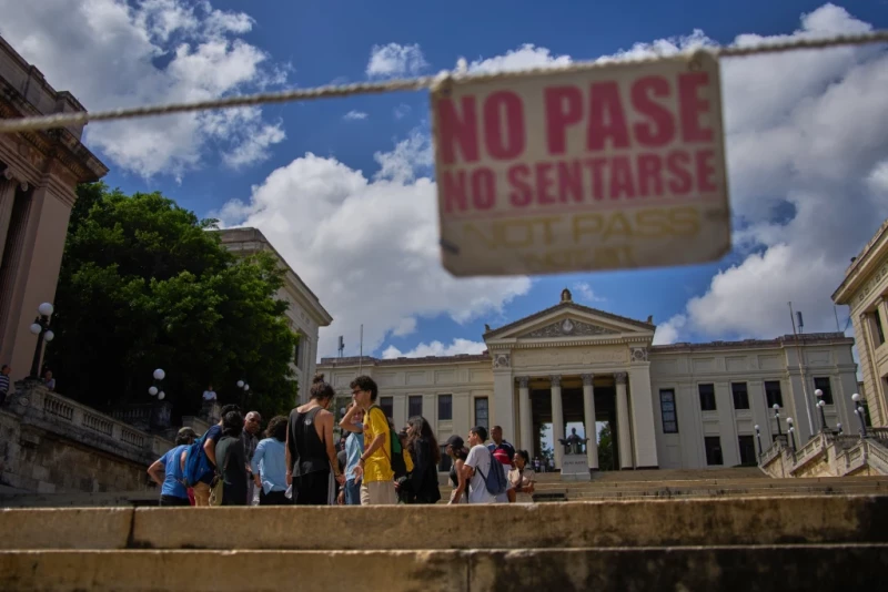 Estudiantes se reúnen frente a la Universidad de La Habana durante una protesta por la crisis energética que ha interrumpido las clases en La Habana, Cuba, el lunes 9 de marzo de 2026.