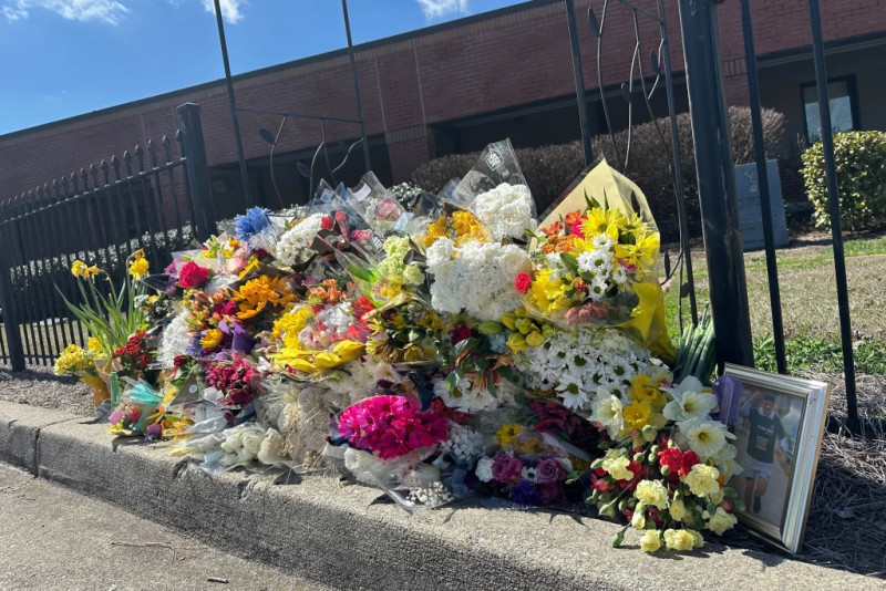Flores forman un altar improvisado fuera de la Escuela Secundaria North Hall, el lunes 9 de marzo de 2026, en Gainesville, Georgia.