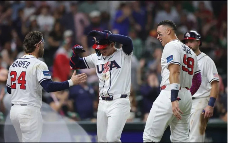 Aaron Jugde y Bryce Harper saludan a Roman Anthony luego de que conectase jonrón.