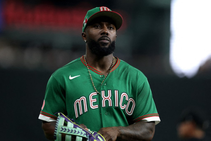 Randy Arozarena de México observa durante el partido del Clásico Mundial de Béisbol 2026 entre México y Estados Unidos.