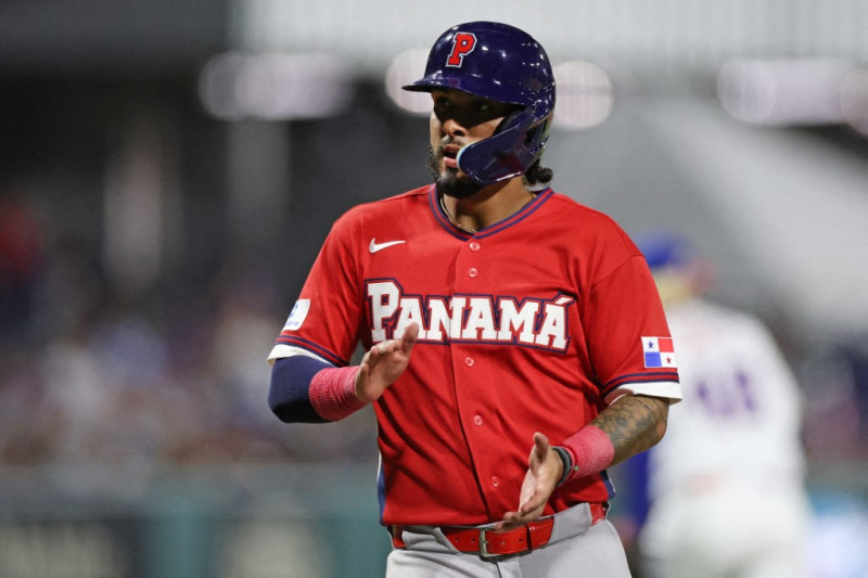Jonathan Araúz mientras disputaba un partido con la Selección de Béisbol de Panamá contra Puerto Rico.