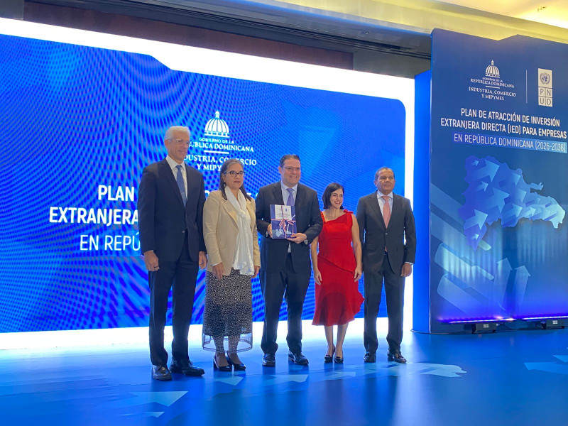 Ministro Eduardo Sanz Lovatón y personalidades en el evento.