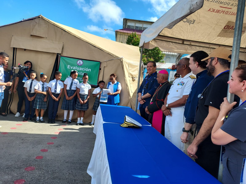 El ministro de Salud Pública, doctor Víctor Atallah, el obispo Manuel Ruíz, el comandante de la Armada Dominicana, Vicealmirante Juan Bienvenido Crisóstomo Martínez y colabores de diversas instituciones médicas de Nueva York, en el inicio de la Misión Humanitaria en el Dique, a orillas del Río Ozama.