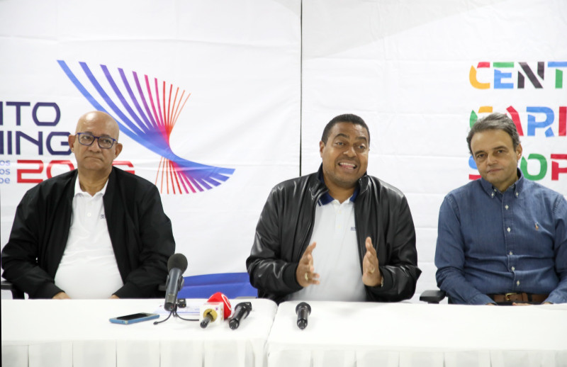 José P. Monegro, presidente del Comité Organizador, habla en la rueda de prensa en la cual se anunció la reunión de Jefes de Misión.
