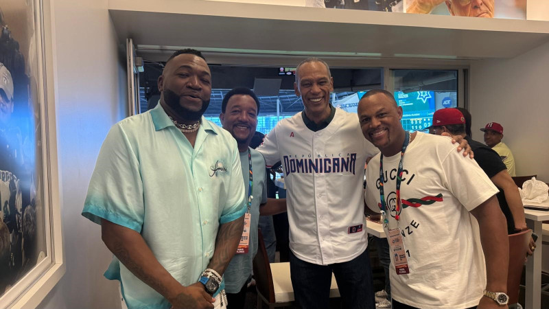 David Ortíz, Pedrdo Martínez y Adrián Beltré junto a Felipe Payano, exministro de Deportes de la República Dominicana 2004-2012.
