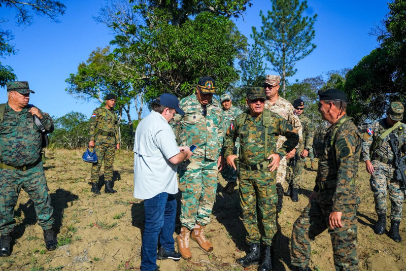 José Ignacio Paliza y el teniente general Carlos Antonio Fernández Onofre, encabezaron el recorrido fronterizo.