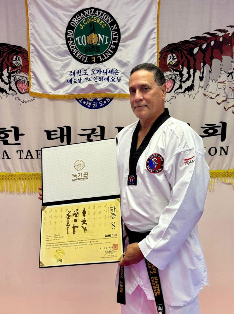 Juan José Cáceres muestra su certificación.