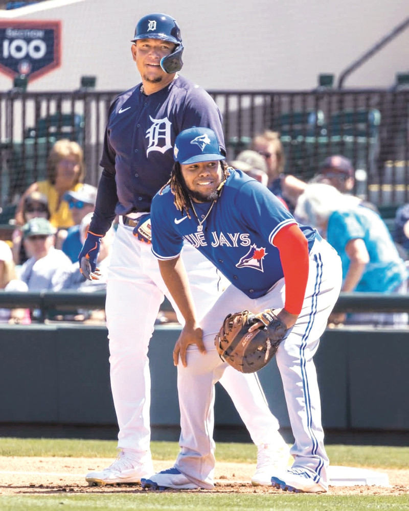 En foto de archivo, Miguel Cabrera, en sus tiempos de jugador, corre en primera, base defendida por Vladimir Guerrero Jr..