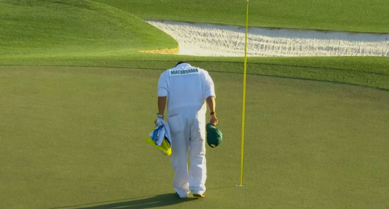 Tras el triunfo de Hideki Matsuyama en el Masters de 2021, su caddie Shota Hayafujia, quitó la bandera, se sacó la gorra, e hizo una reverencia, demostrando valores fundamentales de respeto y aprecio por su trabajo y por el deporte. (Foto cortesía golfdigest.com)