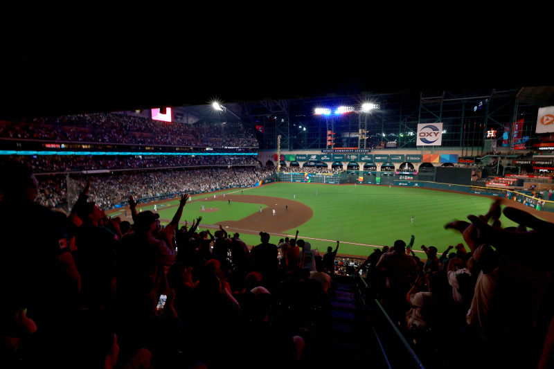 ista general del estadio mientras la afición mexicana celebra durante el partido del Grupo B del Clásico Mundial de Béisbol 2026 entre Brasil y México. 8 de marzo de 2026.