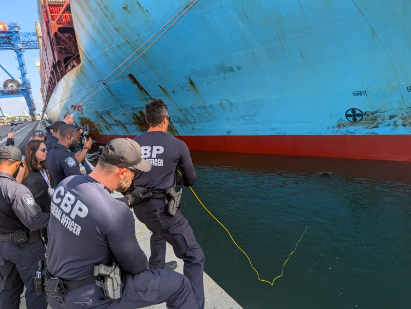 Un equipo de Aduanas y Protección Fronteriza de Estados Unidos (CBP, en inglés) durante la demostración a periodistas latinoamericanos en Port Everglades, Florida.