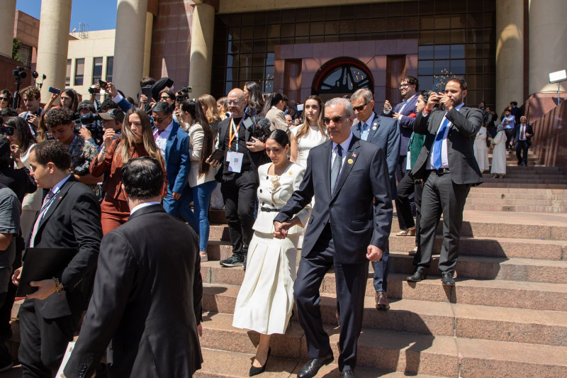 El presidente Luis Abinader mientras asistía junto a la primera dama, Raquel Arbaje, al acto de investidura de José Antonio Kast Rist como presidente de Chile.