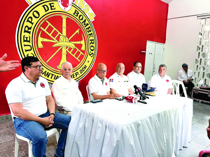 Miembros del Patronato de Ayuda al Cuerpo de Bomberos durante la rueda de prensa en Santiago.