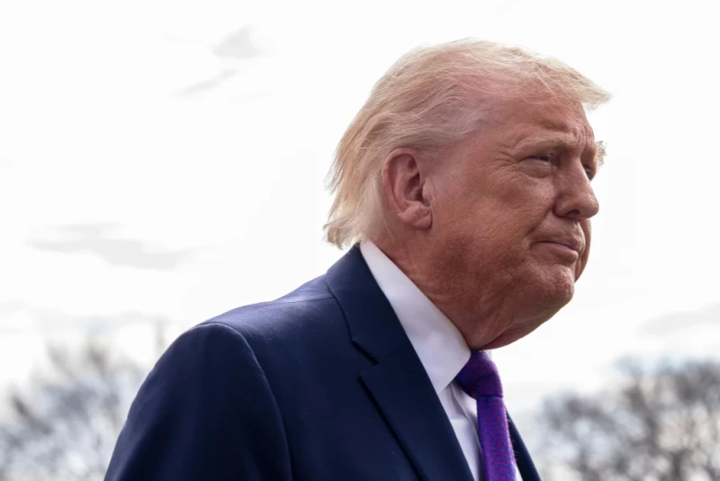 El presidente Donald Trump habla con reporteros antes de abordar el helicóptero presidencial desde la Casa Blanca, el miércoles 11 de marzo de 2026, en Washington.