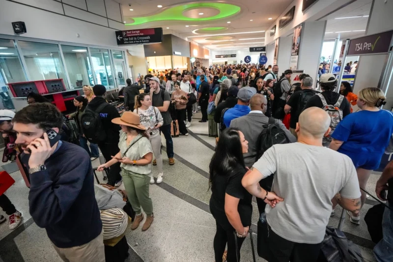 Multitud de personas en el Aeropuerto William P. Hobby de Houston, el 8 de marzo del 2026.