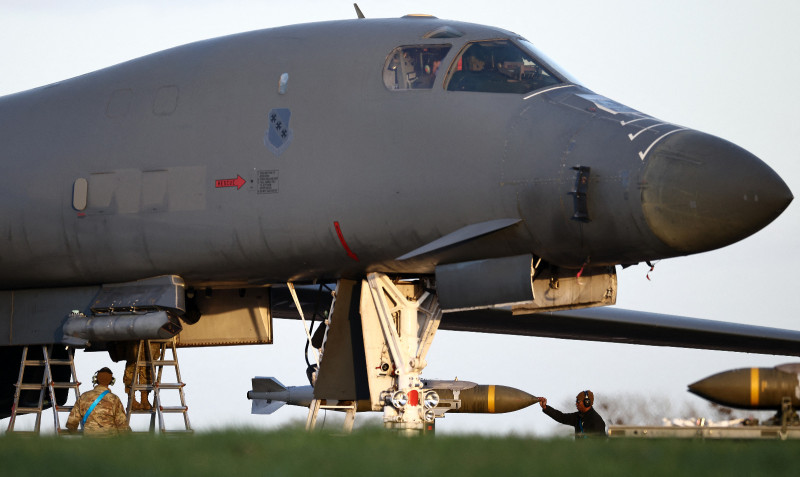 Personal militar terrestre de la USAF carga municiones de ataque directo conjunto (JDAM) en un bombardero B-1 Lancer de la Fuerza Aérea de los Estados Unidos.