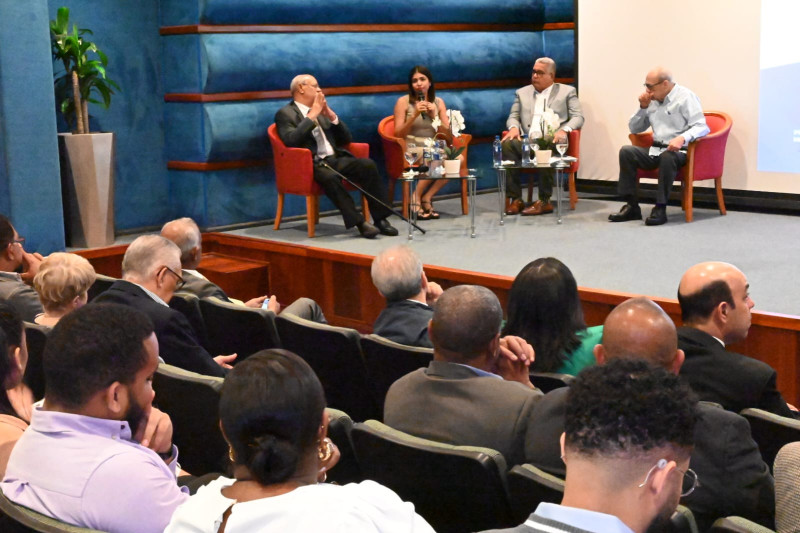 Los psicólogos expertos en salud mental Angelina Sosa Lovera, Carlos de los Ángeles y Eddy Paulino durante el panel.