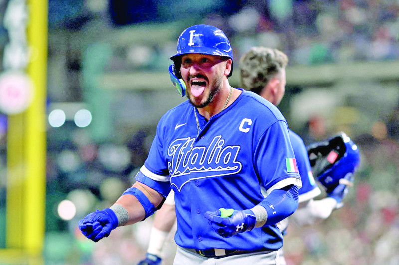 Vinnie Pasquantino reacciona luego de pegar uno de sus tres jonrones.