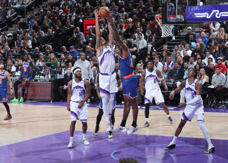 Andersson García, del Jazz, atrapa un rebote en el partido de la NBA frente a los Knicks, el 11 de marzo de 2026 en Salt Lake City.