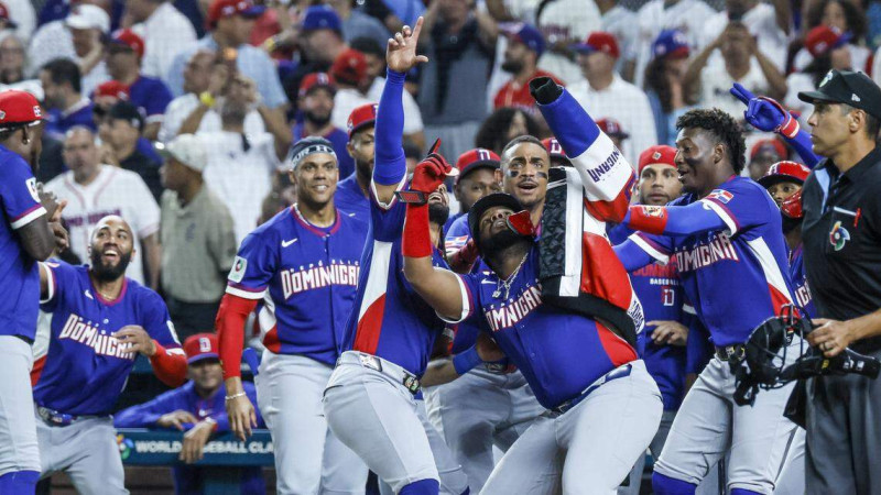 Los jugadores de República Dominicana celebran un jonrón de Vladimir Guerrero Jr. en el tercer inning ante Venezuela.