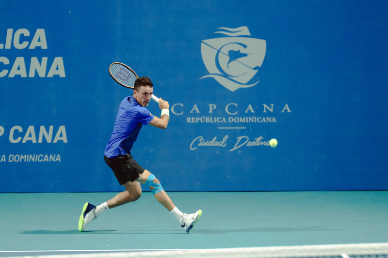 Roberto Bautista Agut realiza una devolución de revés durante su encuentro con David Goffin.