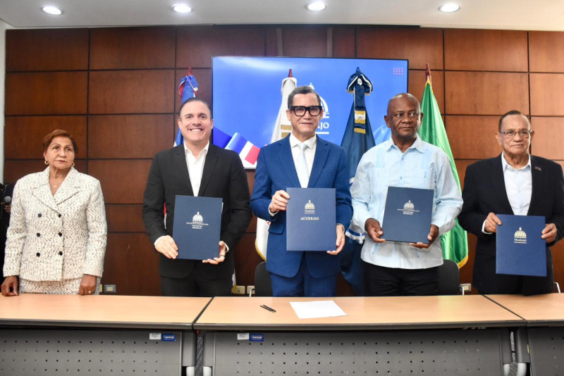 El ministro de Trabajo, Eddy Olivares junto a las entidades de la Autoridad Portuaria Dominicana, el Sindicato Nacional de Trabajadores y Empleados de la entidad con el Ministerio de Trabajo.