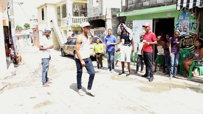 Jóvenes dominicanos bailando en un barrio de Santo Domingo. Crédito Adam Taub
