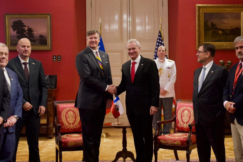 El presidente de Chile, José Antonio Kast, y el vicesecretario de Estado de EE.UU., Christopher Landau, en la firma.