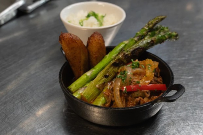 Un plato de ropa vieja del menú GLP-Wonderful del restaurante Cuba Libre y Rum Bar se prepara para servir en el restaurante de Filadelfia, el viernes 6 de marzo de 2026.