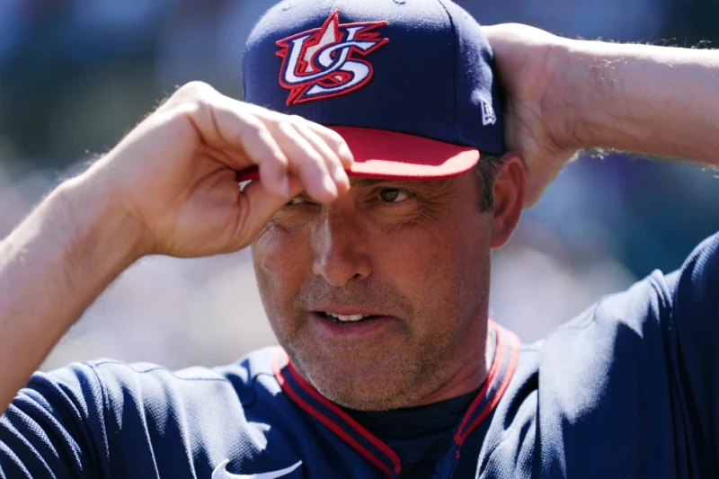 Mark DeRosa, manager de Estados Unidos, se ajusta la gorra antes de un juego de exhibición ante los Rockies, el 4 de marzo de 2026 en Scottsdale, Arizona.