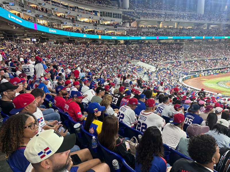 Fanáticos en el loanDepot Park durante el juego entre RD y Venezuela.