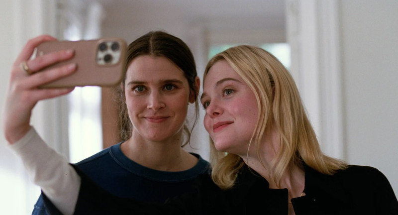 Inga Ibsdotter Lilleaas y Elle Fanning en una escena de la película "Valor sentimental" ("Sentimental Value").