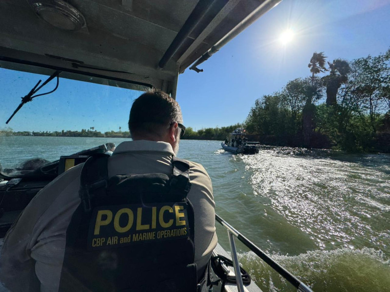 La vigilancia de puntos fronterizos se realiza por aire, mar y tierra.