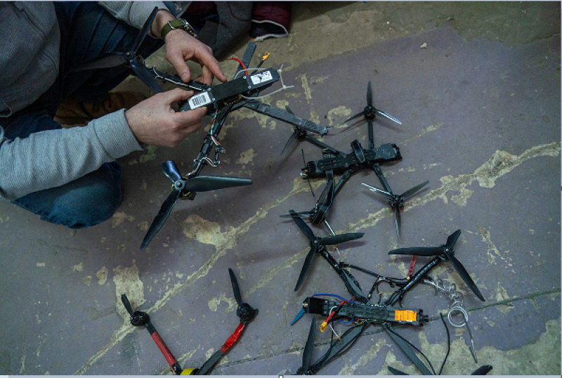 Un voluntario de una unidad de autodefensa muestra drones FPV ucranianos interceptados en Bélgorod, la principal ciudad de la región occidental rusa de Bélgorod, fronteriza con Ucrania.