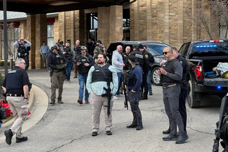 Agentes policiales resguardan la sinagoga Temple Israel tras un reporte de tiroteo, en el municipio de West Bloomfield, Michigan.