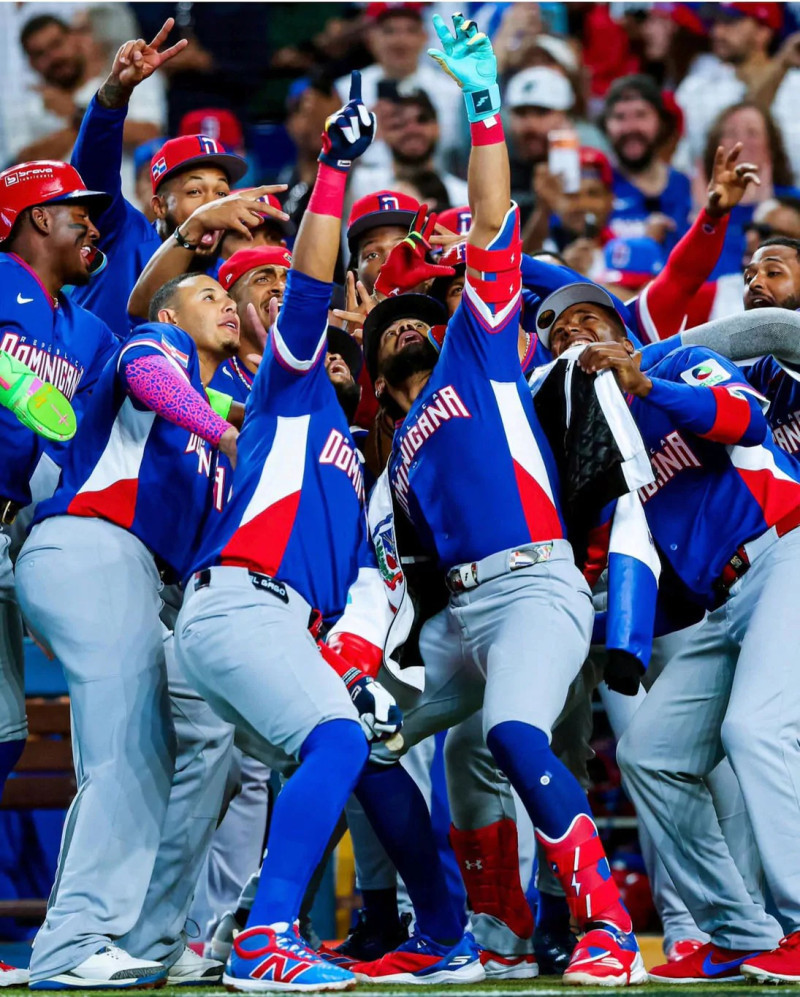 Integrantes del equipo dominicano celebran uno de los trece cuadrangulares que que conectaron en la primera ronda del Clásico Mundial.