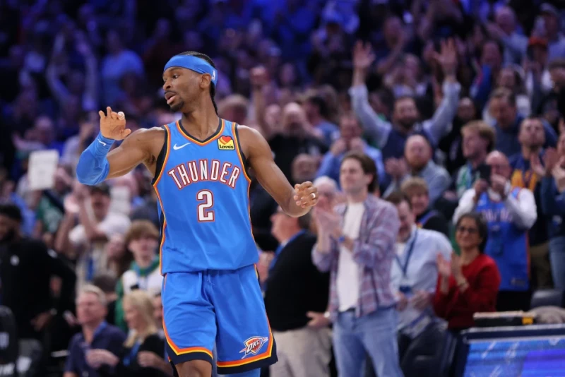 Shai Gilgeous-Alexander, del Thunder, festeja tras romper la marca de Wilt Chamberlain, de juegos seguidos con 20 puntos o más, el 12 de marzo de 2026.