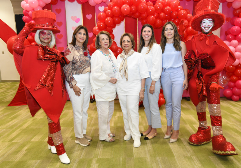María Hernández, Carmencita de Bisonó, Angélica Benítez de Ginebra, Sara Bermúdez y Graciela Barceló.